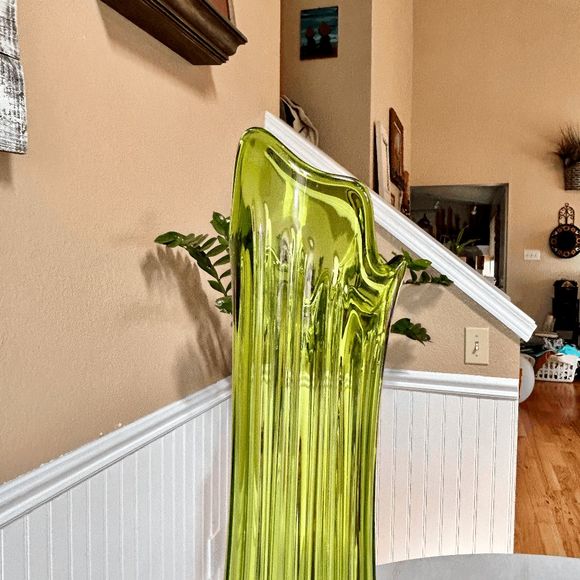 Vintage L.E. Smith 20” Green Simplicity Ribbed Swung Glass Vase Fat Bottom - Picture 6 of 9